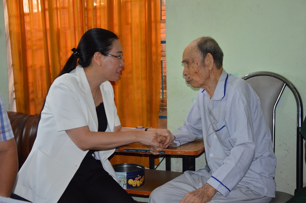 Lãnh đạo tỉnh Quảng Ngãi thăm, tặng quà chiến sĩ Điện Biên - ảnh 2