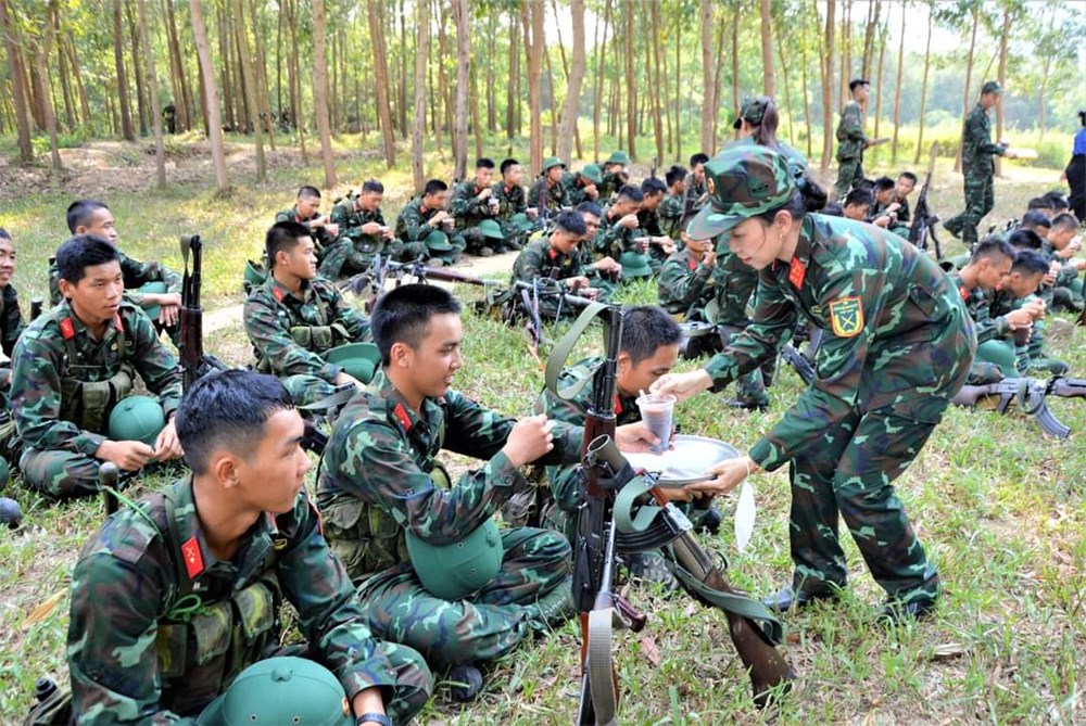 “Mát lòng” bát nước thao trường - ảnh 1