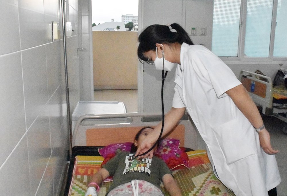 Gắp đồng xu bằng kim loại nằm ở thực quản của bé gái 7 tuổi - ảnh 2