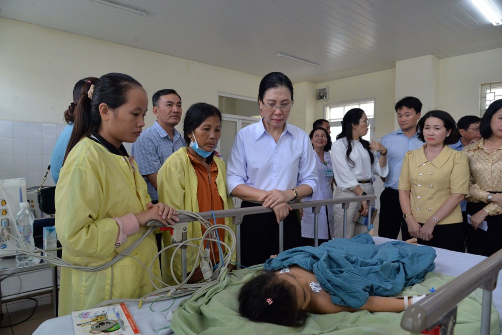 Bí thư Tỉnh ủy Quảng Ngãi thăm 2 cháu bé trong vụ án mạng - ảnh 1