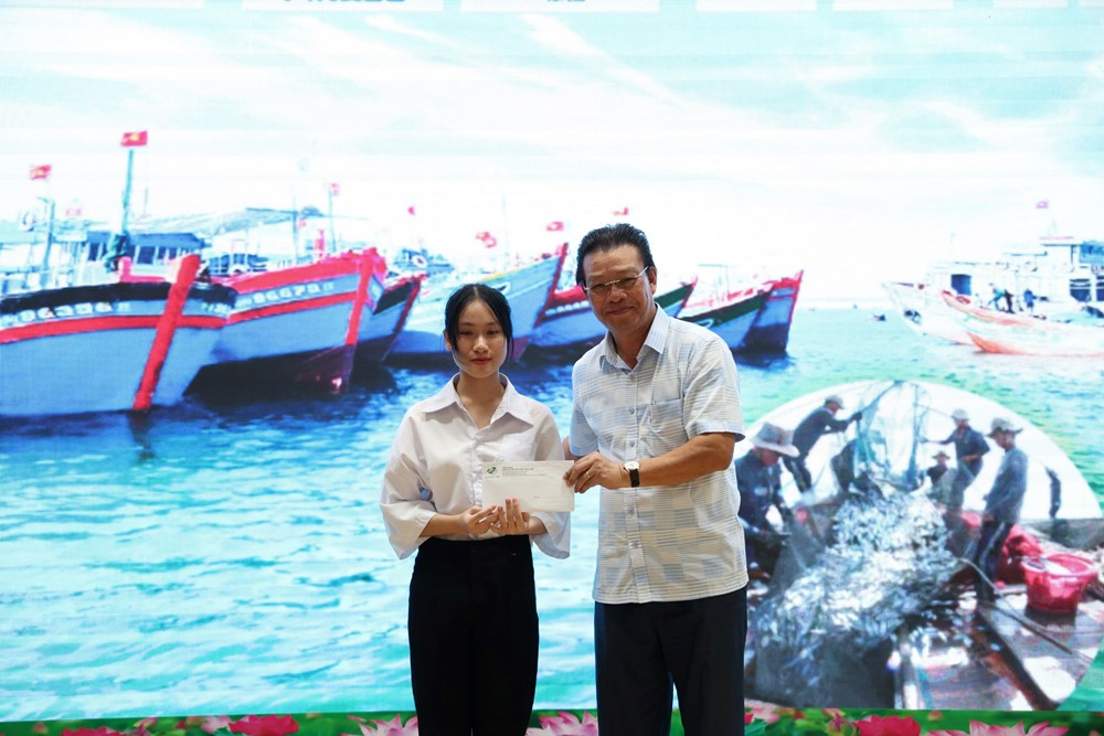 Chương trình “Cùng ngư dân thắp sáng đèn trên biển” ở Quảng Ngãi - ảnh 3