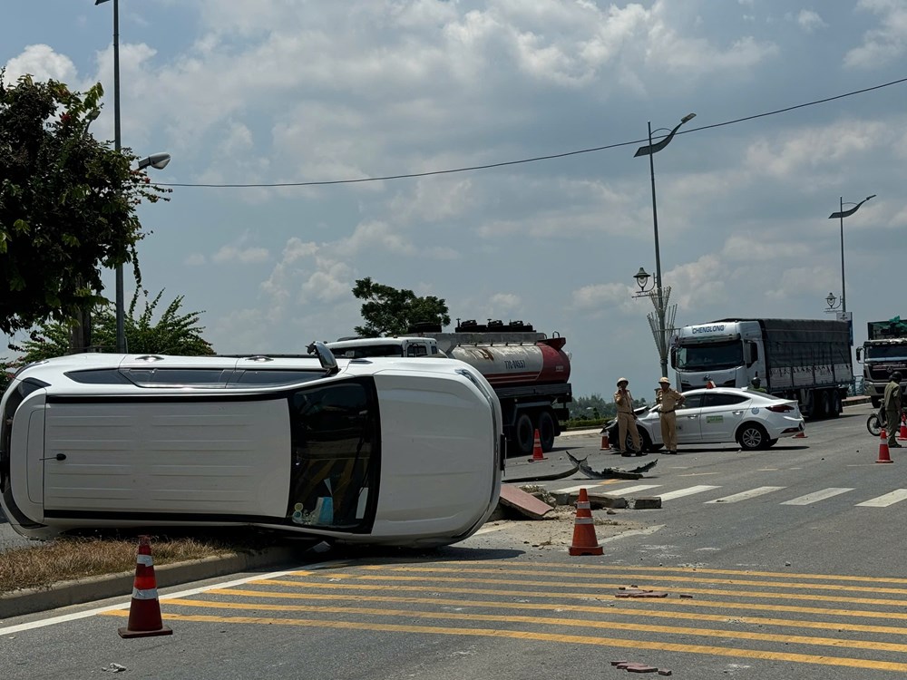 Va chạm taxi, ô tô 7 chỗ  lật ngửa trên dải phân cách - ảnh 2