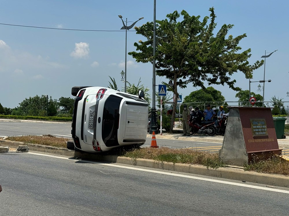 Va chạm taxi, ô tô 7 chỗ  lật ngửa trên dải phân cách - ảnh 1