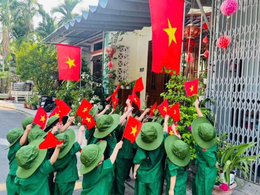 Rực rỡ các tuyến đường cờ Tổ quốc ở Quảng Ngãi - ảnh 6