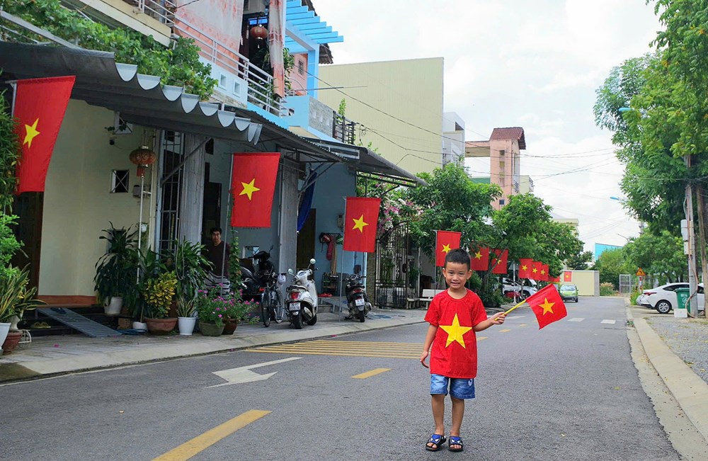 Rực rỡ các tuyến đường cờ Tổ quốc ở Quảng Ngãi - ảnh 1
