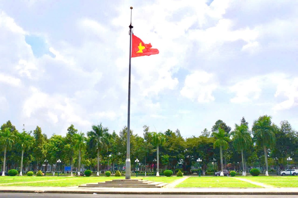 Rực rỡ các tuyến đường cờ Tổ quốc ở Quảng Ngãi - ảnh 7