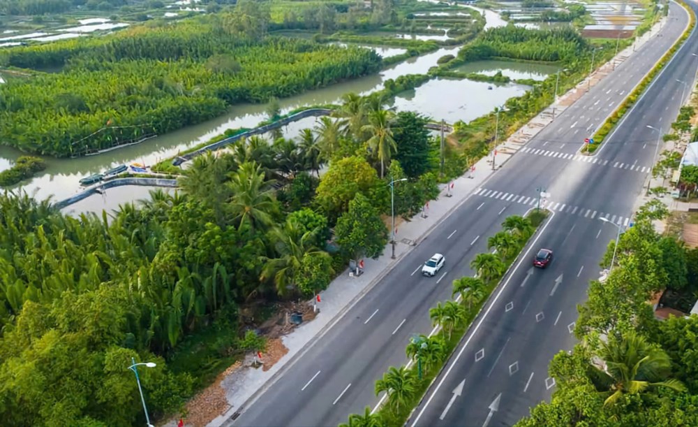 Rực rỡ các tuyến đường cờ Tổ quốc ở Quảng Ngãi - ảnh 4