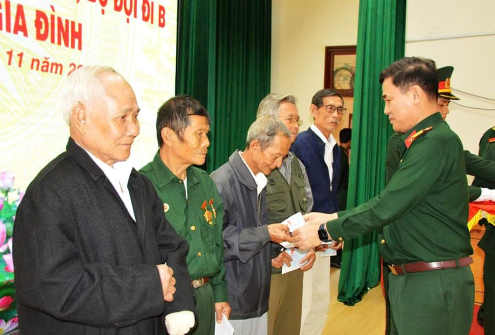 Bàn giao di vật, kỷ vật của liệt sĩ, bộ đội đi B cho thân nhân, gia đình - ảnh 1