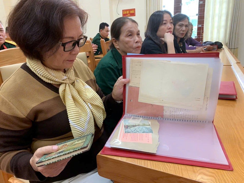 Bàn giao di vật, kỷ vật của liệt sĩ, bộ đội đi B cho thân nhân, gia đình - ảnh 3