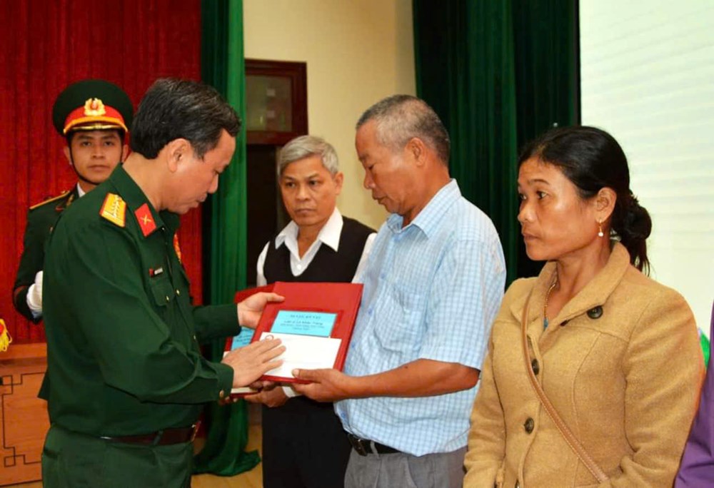 Bàn giao di vật, kỷ vật của liệt sĩ, bộ đội đi B cho thân nhân, gia đình - ảnh 2