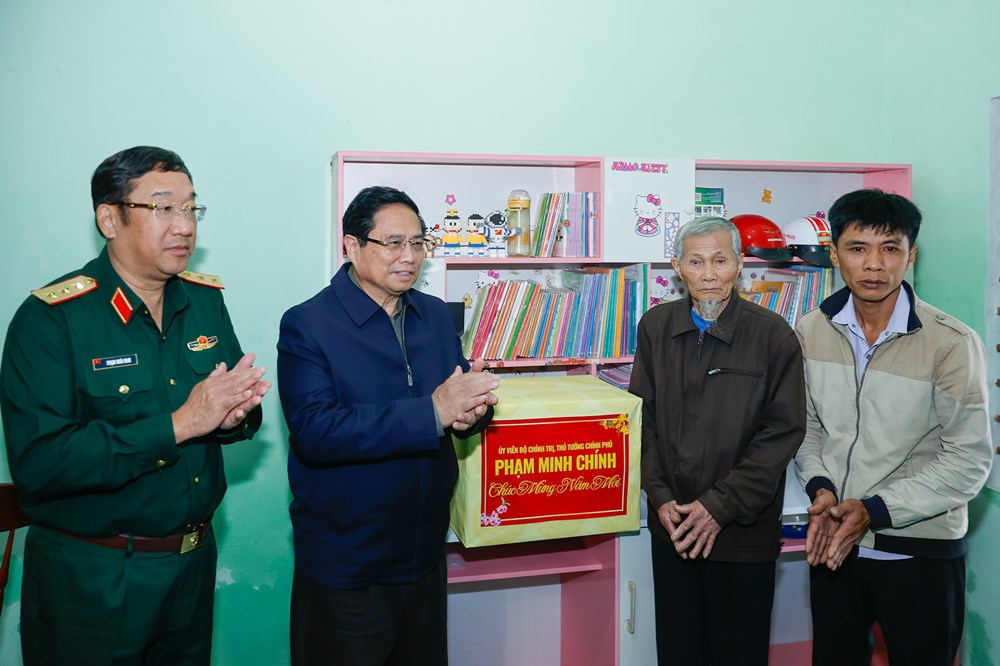 Thủ tướng Phạm Minh Chính kiểm tra việc thực hiện chương trình xóa nhà tạm, nhà dột nát của Quảng Ngãi - ảnh 3