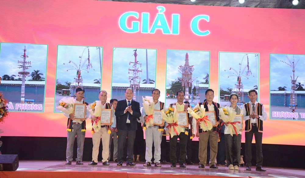 Trao giải “Trưng bày trang trí cây Nêu” của đồng bào Co - ảnh 4