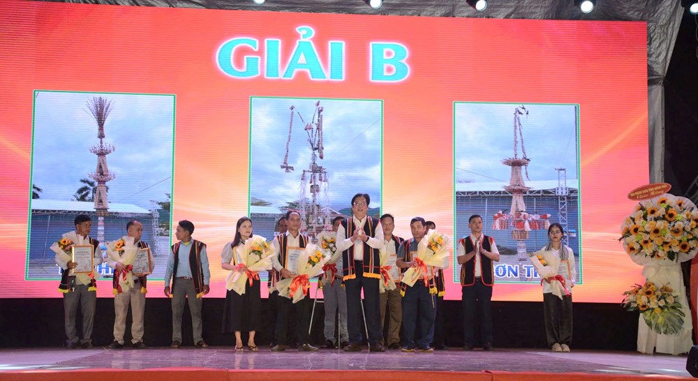 Trao giải “Trưng bày trang trí cây Nêu” của đồng bào Co - ảnh 3