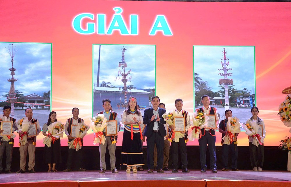 Trao giải “Trưng bày trang trí cây Nêu” của đồng bào Co - ảnh 2