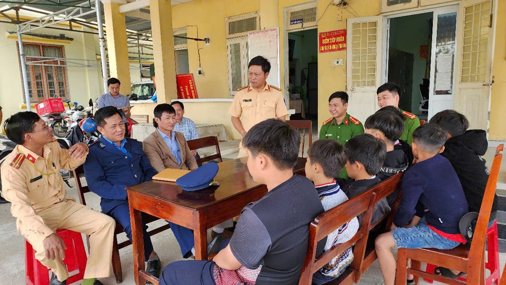 Làm rõ vụ việc nhóm học sinh ném đá vào đoàn tàu SE1 - ảnh 2
