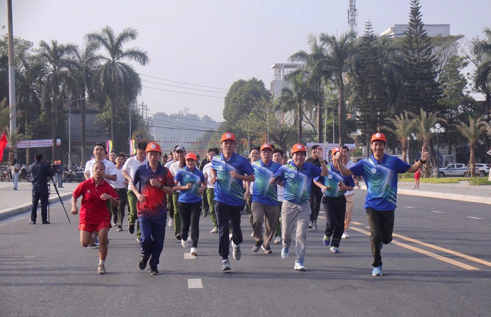 Hơn 1.000 VĐV tham gia Ngày chạy Olympic vì sức khỏe toàn dân - ảnh 1