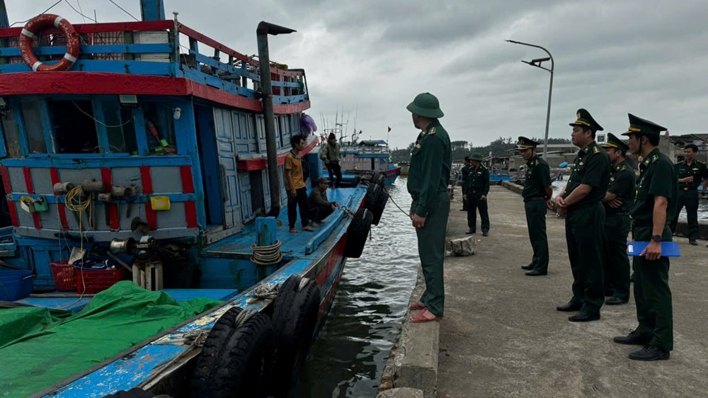 Kịp thời cứu đưa các ngư dân bị nạn vào bờ an toàn - ảnh 2