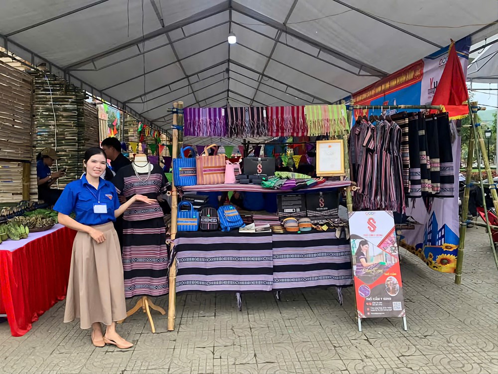 Đặc sắc trang phục của đồng bào Hrê - ảnh 4