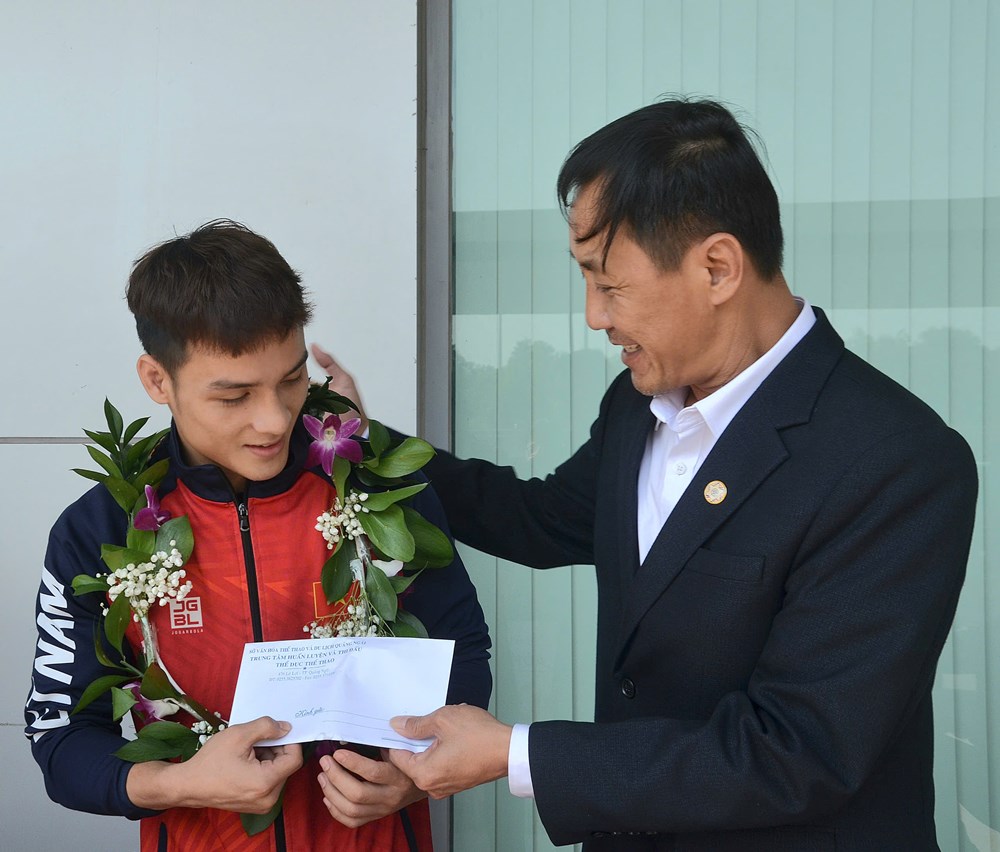 Đón VĐV Đinh Văn Tâm đoạt Huy chương Vàng Giải Cúp tán thủ thế giới 2025 - ảnh 2