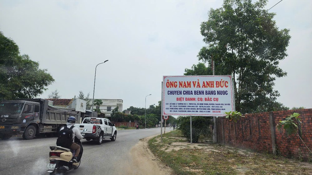 Kiểm tra, tháo gỡ biển quảng cáo “chữa bệnh bằng nước” sai quy định - ảnh 1