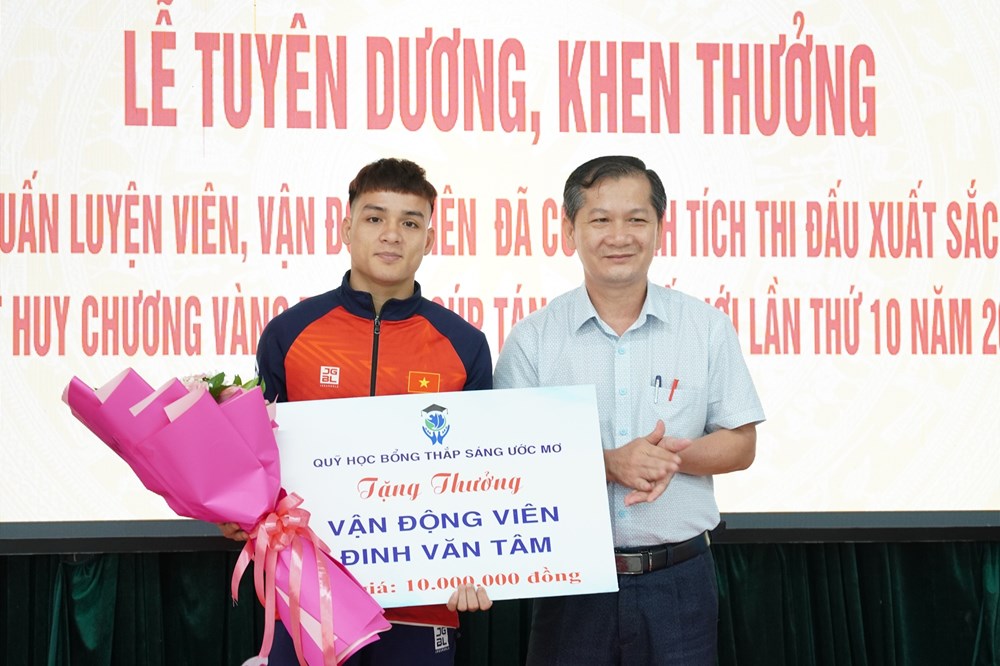 Trao Bằng khen VĐV Đinh Văn Tâm đoạt HCV tại Giải Cúp tán thủ thế giới 2025 - ảnh 2