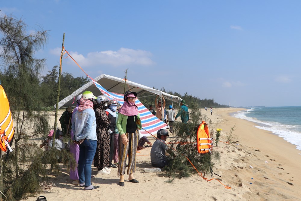 Tìm thấy một thi thể trong 4 học sinh mất tích khi tắm biển - ảnh 2