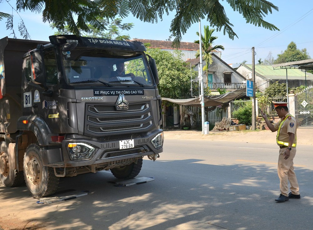Lực lượng CSGT Quảng Ngãi tăng cường tuần tra kiểm soát xe tải chở đất - ảnh 4