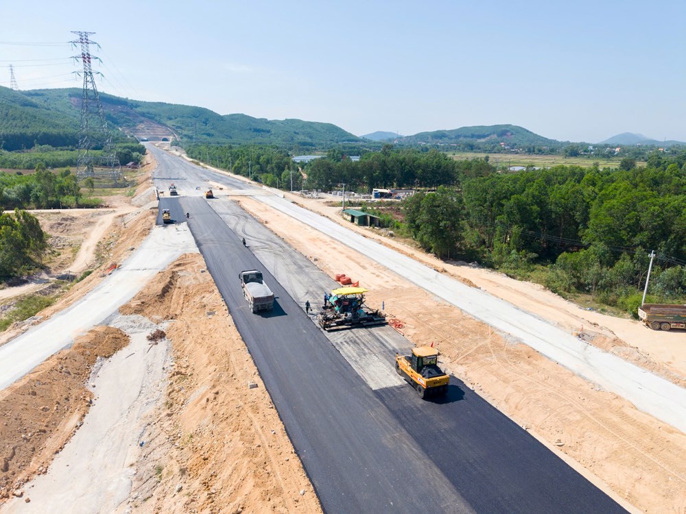 Tập trung nhân, vật lực thi công xây dựng đường bộ cao tốc Bắc - Nam, đoạn Quảng Ngãi - Hoài Nhơn - ảnh 5