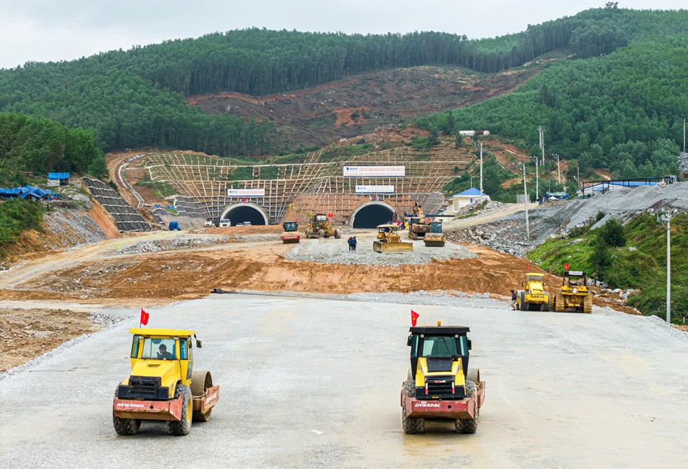Tập trung nhân, vật lực thi công xây dựng đường bộ cao tốc Bắc - Nam, đoạn Quảng Ngãi - Hoài Nhơn - ảnh 1