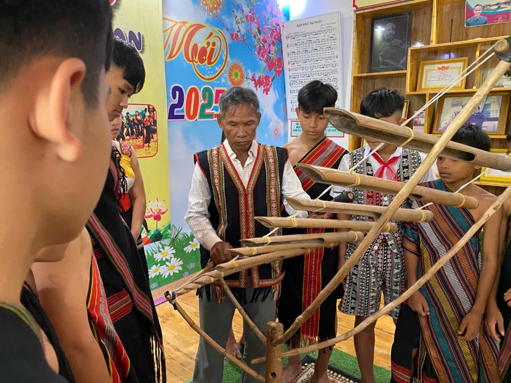 Giữ gìn bản sắc văn hóa đồng bào Ca Dong trong học đường - ảnh 2