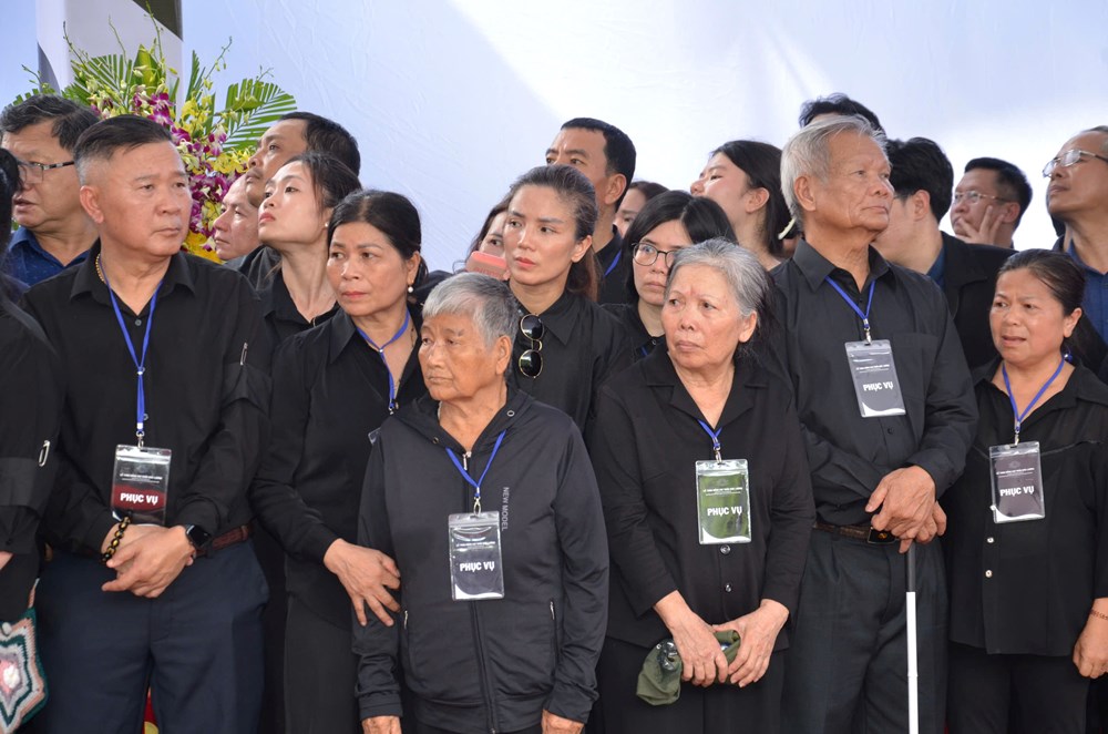 Lễ an táng nguyên Chủ tịch nước Trần Đức Lương tại quê nhà Quảng Ngãi - ảnh 4