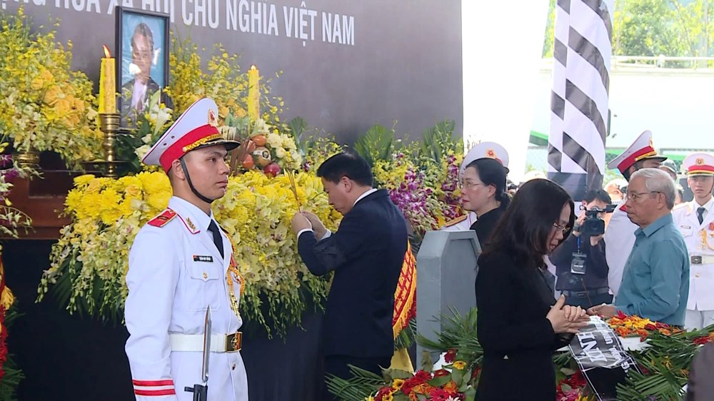 Lễ an táng nguyên Chủ tịch nước Trần Đức Lương tại quê nhà Quảng Ngãi - ảnh 8