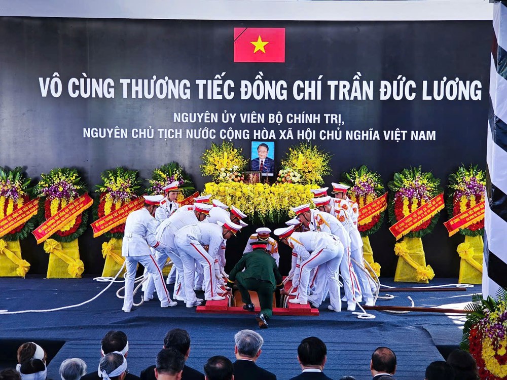 Lễ an táng nguyên Chủ tịch nước Trần Đức Lương tại quê nhà Quảng Ngãi - ảnh 7