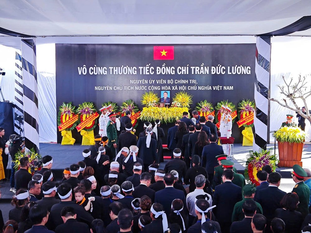 Lễ an táng nguyên Chủ tịch nước Trần Đức Lương tại quê nhà Quảng Ngãi - ảnh 5