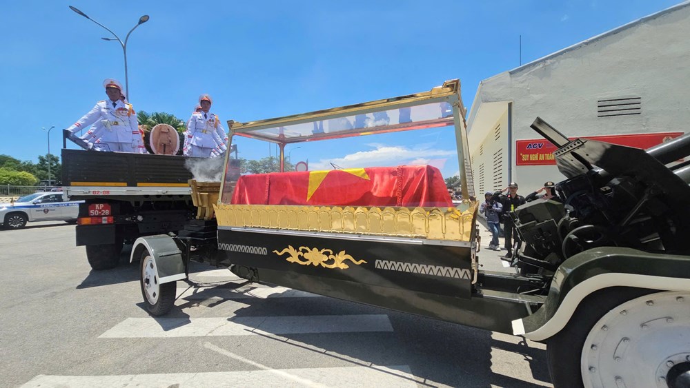 Máy bay đưa linh cữu nguyên Chủ tịch nước Trần Đức Lương hạ cánh sân bay Chu Lai an toàn - ảnh 2
