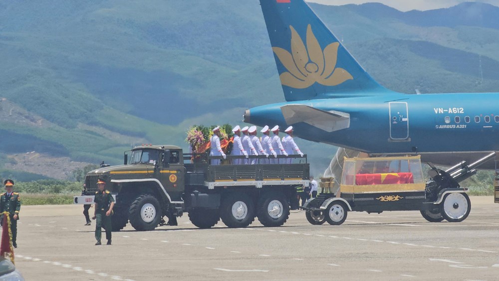 Máy bay đưa linh cữu nguyên Chủ tịch nước Trần Đức Lương hạ cánh sân bay Chu Lai an toàn - ảnh 1