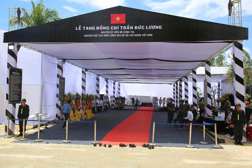 Máy bay đưa linh cữu nguyên Chủ tịch nước Trần Đức Lương hạ cánh sân bay Chu Lai an toàn - ảnh 4