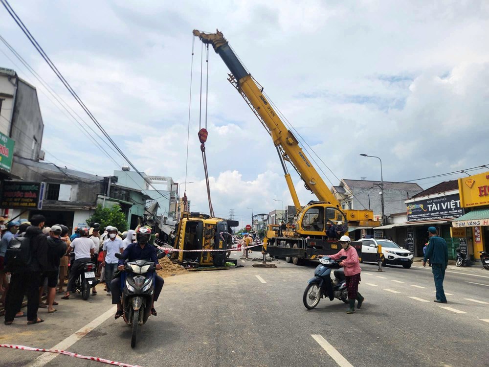 Xe tải mất kiểm soát, gây tai nạn liên hoàn - ảnh 1