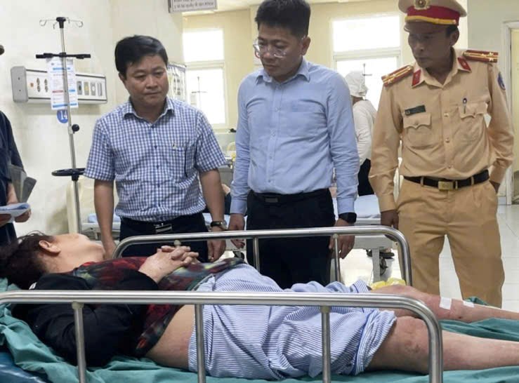 Ban ATGT tỉnh Quảng Ngãi thăm hỏi, động viên các nạn nhân trong vụ tai nạn - ảnh 2