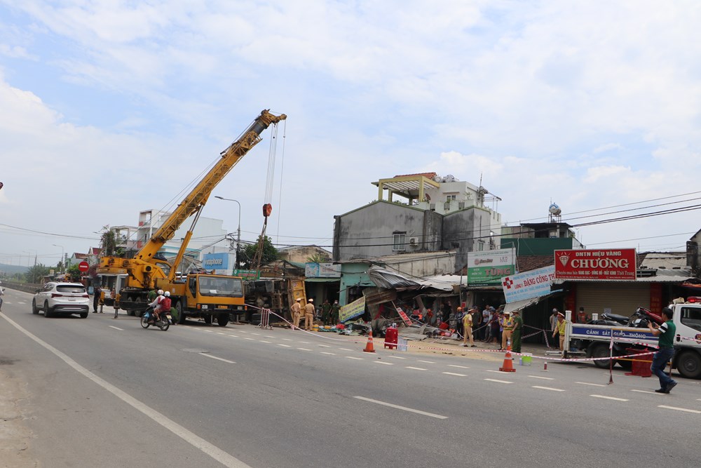 Báo cáo nhanh liên quan vụ TNGT nghiêm trọng xảy ra tại Quảng Ngãi - ảnh 1