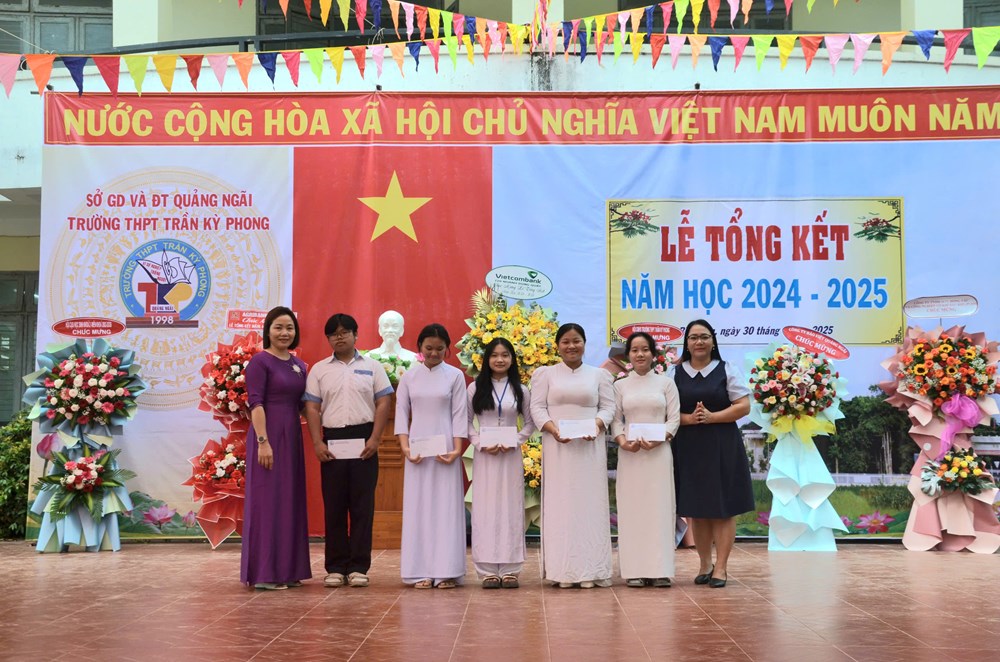 Báo Văn Hóa trao học bổng cho học sinh nghèo Quảng Ngãi - ảnh 1
