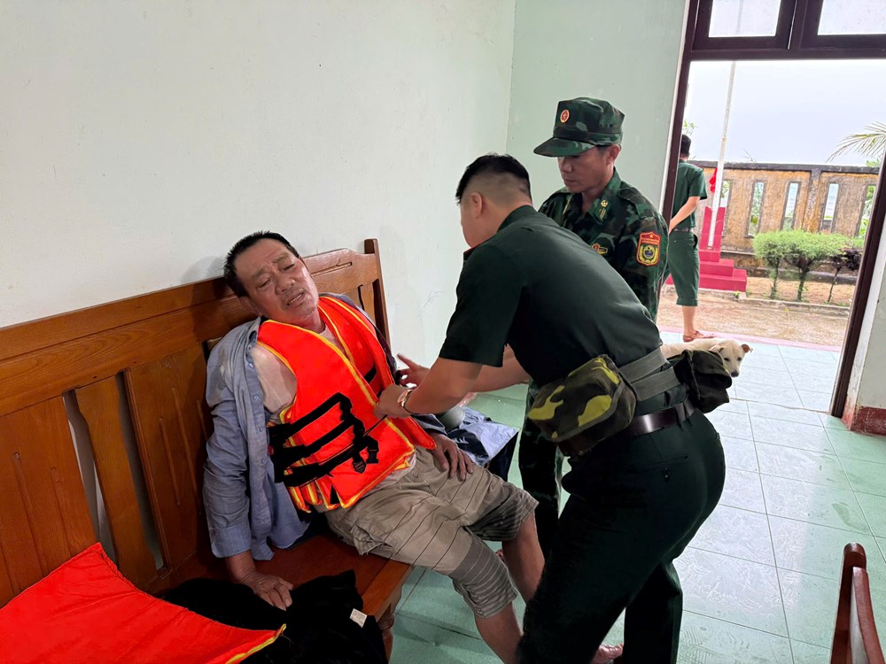 Hỗ trợ đưa 3 thuyền viên tàu cá Nghệ An bị mắc cạn về Lý Sơn - ảnh 1