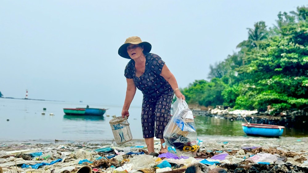 Rác thải nhựa, nỗi ám ảnh của người dân ven biển - ảnh 3