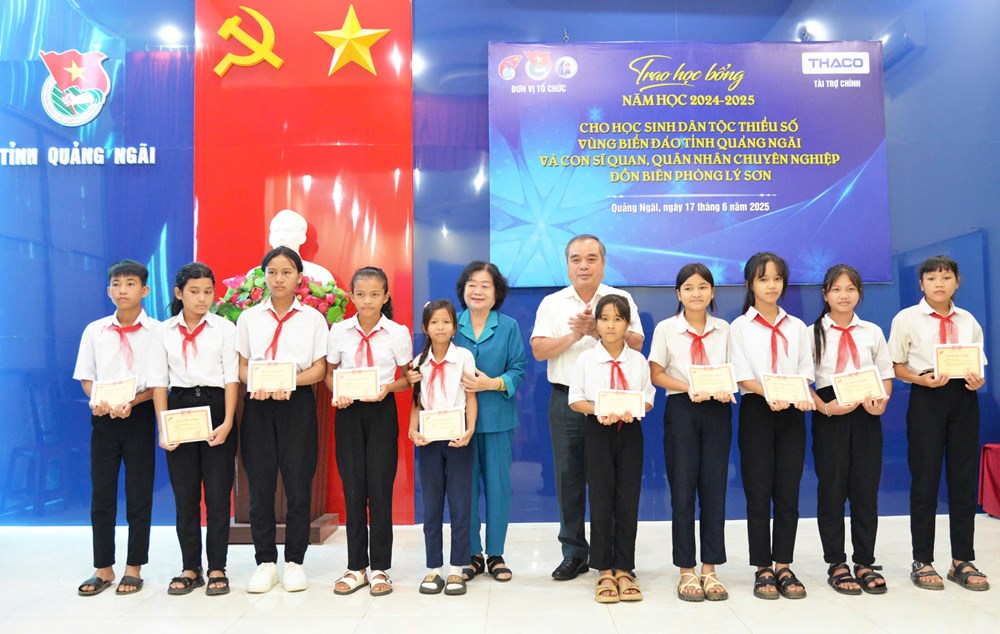 Nguyên Phó Chủ tịch nước Trương Mỹ Hoa trao học bổng cho học sinh có hoàn cảnh khó khăn - ảnh 1
