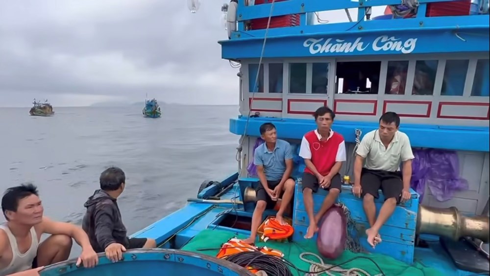 Tàu cá bất ngờ bị chìm ở vùng biển Lý Sơn - ảnh 2