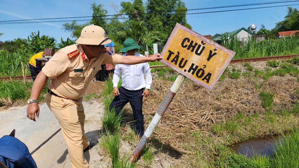 Địa phương đầu tiên của Quảng Ngãi hoàn thành xóa lối đi tự mở qua đường sắt - ảnh 2