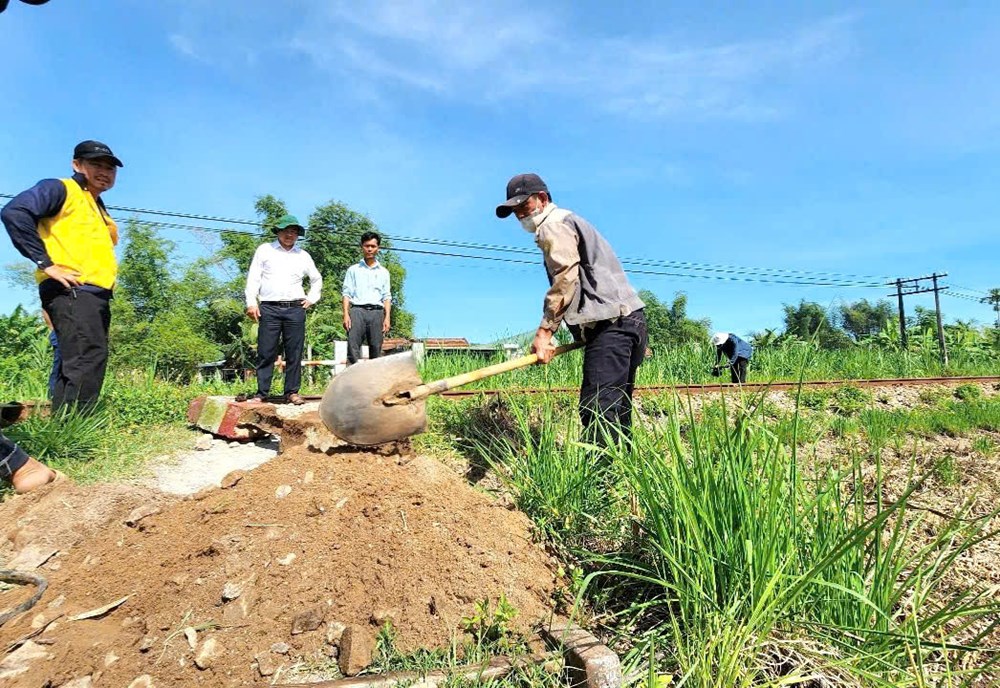 Địa phương đầu tiên của Quảng Ngãi hoàn thành xóa lối đi tự mở qua đường sắt - ảnh 1