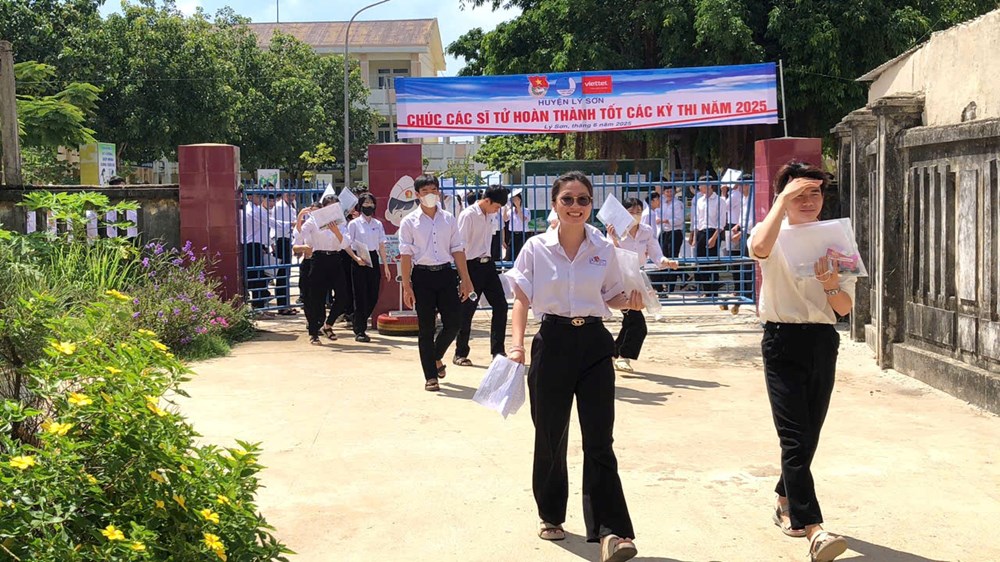 Gần 300 thí sinh huyện đảo Lý Sơn tham dự kỳ thi tốt nghiệp THPT 2025 - ảnh 2