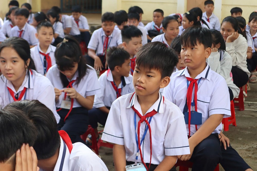 Cậu bé mồ côi vượt khó học giỏi - ảnh 2