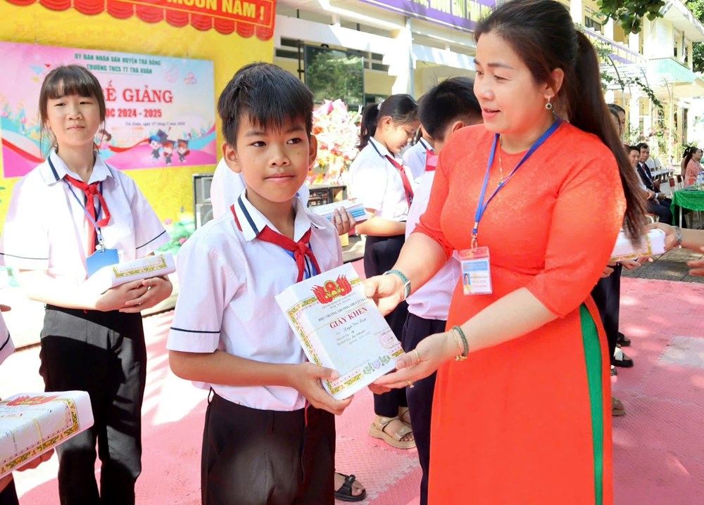 Cậu bé mồ côi vượt khó học giỏi - ảnh 1